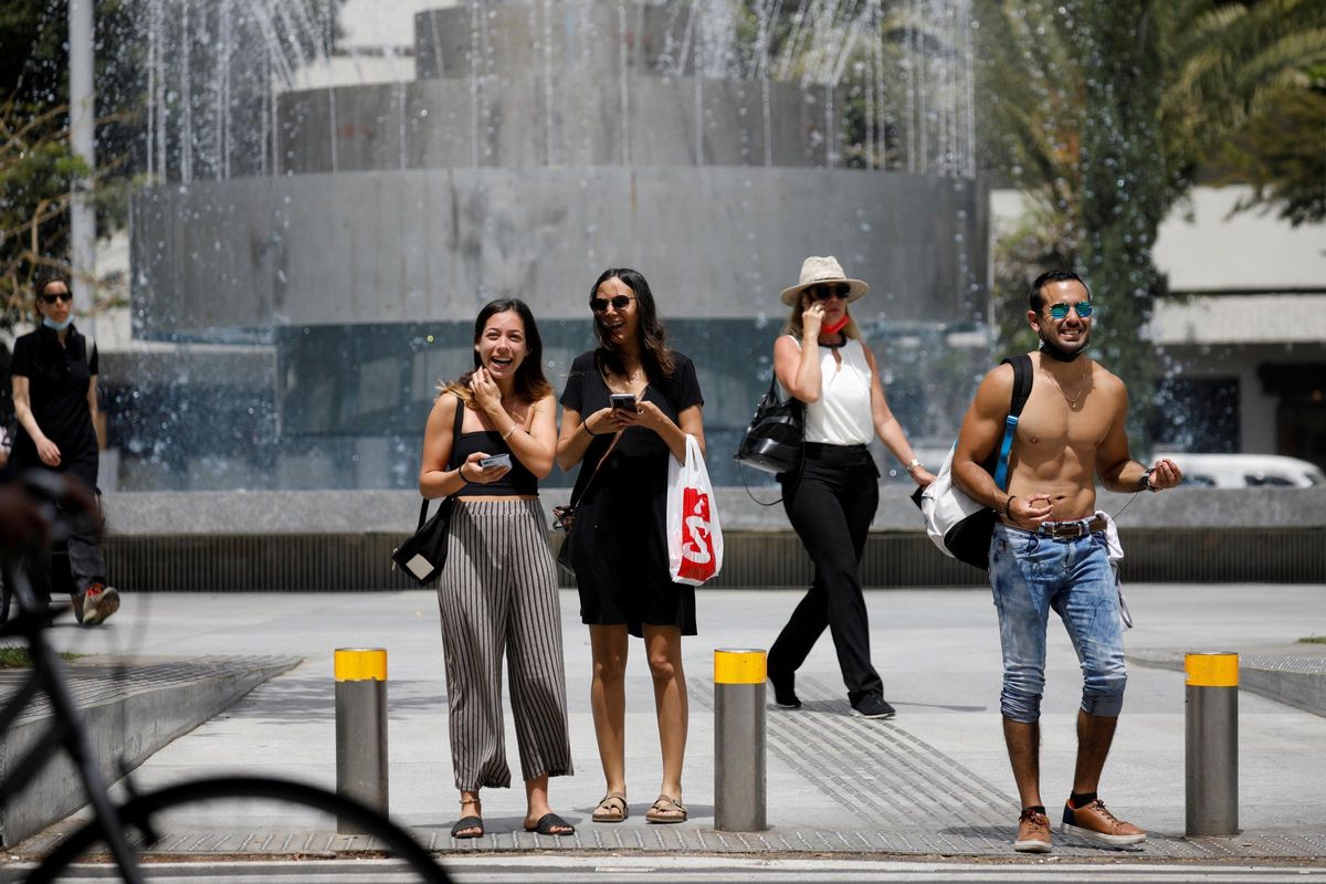 Unos jóvenes el pasado mes de abril en Tel Aviv, cuando se permitió en el país salir a la calle sin mascarilla. Unos jóvenes el pasado mes de abril en Tel Aviv, cuando se permitió en el país salir a la calle sin mascarilla.