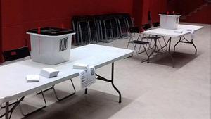 Urnas y papeletas preparadas para el referéndum del 1-O.