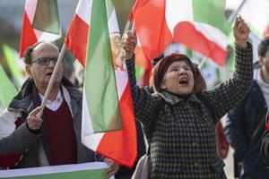 Un hombre y una mujer se manifiestan en Ginebra contra la República Islámica iraní.