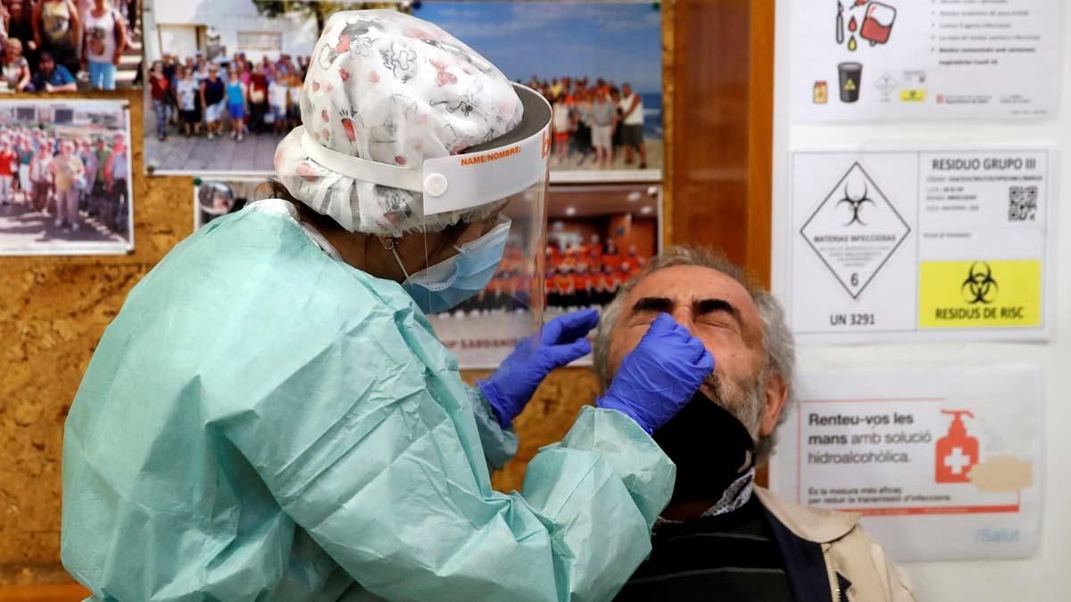 Un sanitario hace un test serológico en el Casal de la Gent Gran Provençana de L’Hospitalet. Un sanitario hace un test serológico en el Casal de la Gent Gran Provençana de L’Hospitalet.