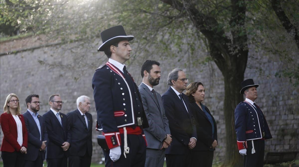 El presidente del Parlament, Roger Torrent; el presidente del Govern, Quim Torra, y la alcaldesa de Barcelona, Ada Colau, durante la ofrenda a la tumba de Lluís Companys. El presidente del Parlament, Roger Torrent; el presidente del Govern, Quim Torra, y la alcaldesa de Barcelona, Ada Colau, durante la ofrenda a la tumba de Lluís Companys.