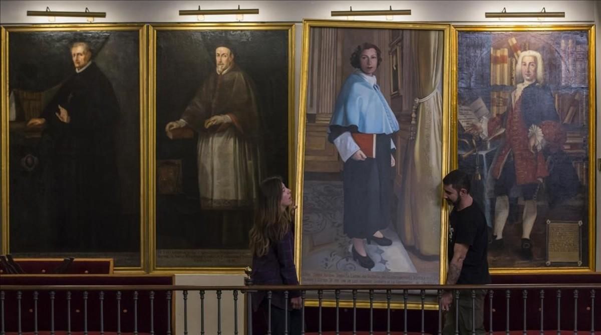 Instalación por primera vez en la historia de la Universitat de Valencia del cuadro de una mujer, Olimpia Arozena, una de las primeras profesoras de la institución. La obra ha sido realizada por la pintora valenciana Susana Roig Hervas. Instalación por primera vez en la historia de la Universitat de Valencia del cuadro de una mujer, Olimpia Arozena, una de las primeras profesoras de la institución. La obra ha sido realizada por la pintora valenciana Susana Roig Hervas.