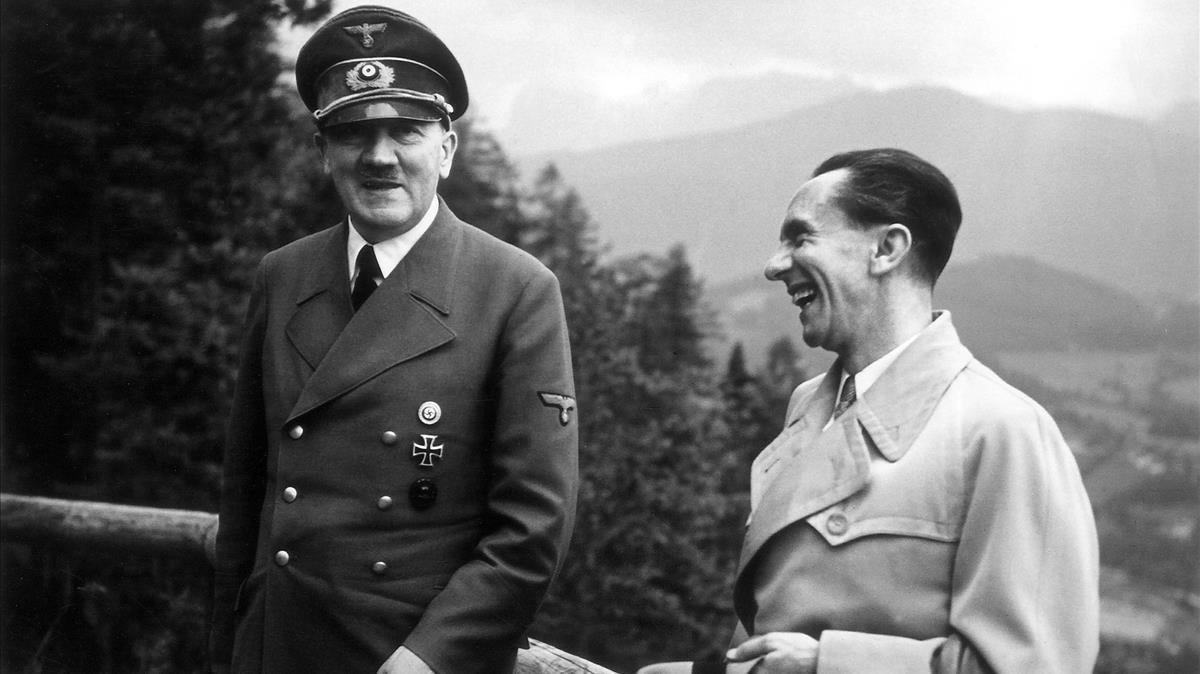 Hitler y Goebbels en junio de 1943, cuando el führer aún no había revelado a su ministro de Propagando el auténtico alcance de la solución final. 