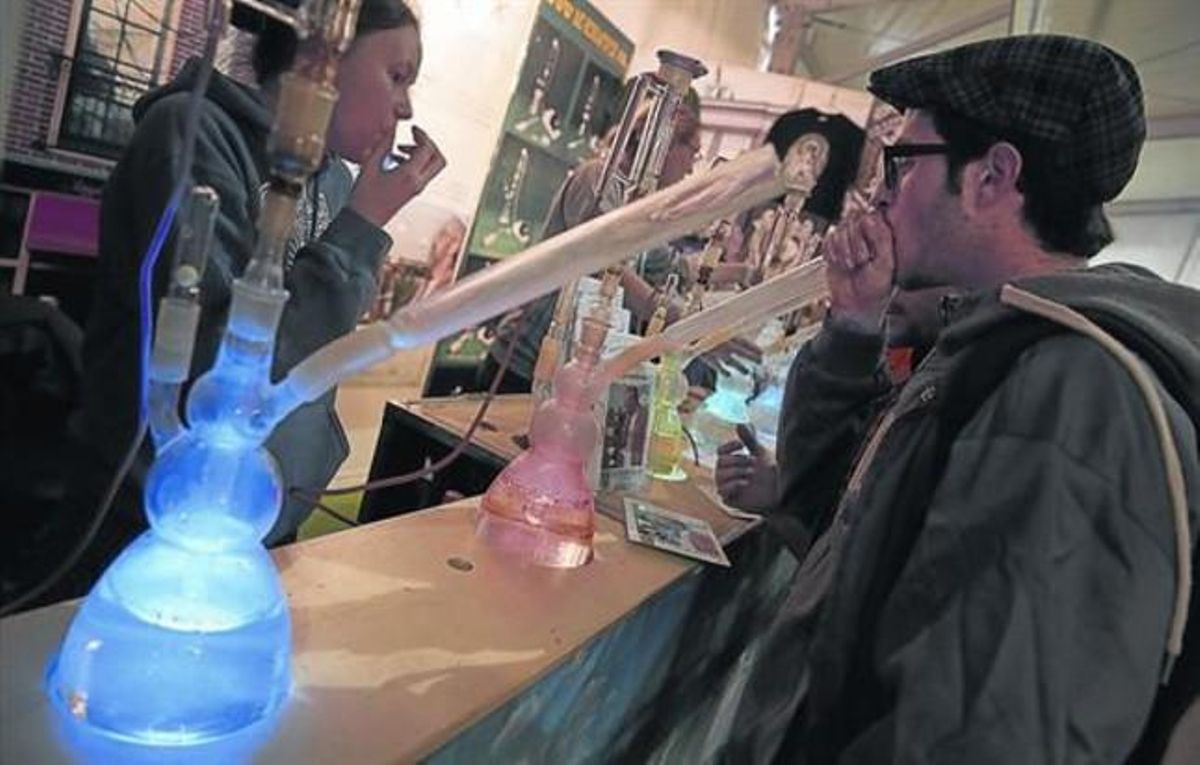 Un visitante de la feria Spannabis prueba una pipa de agua, el pasado viernes. Un visitante de la feria Spannabis prueba una pipa de agua, el pasado viernes.