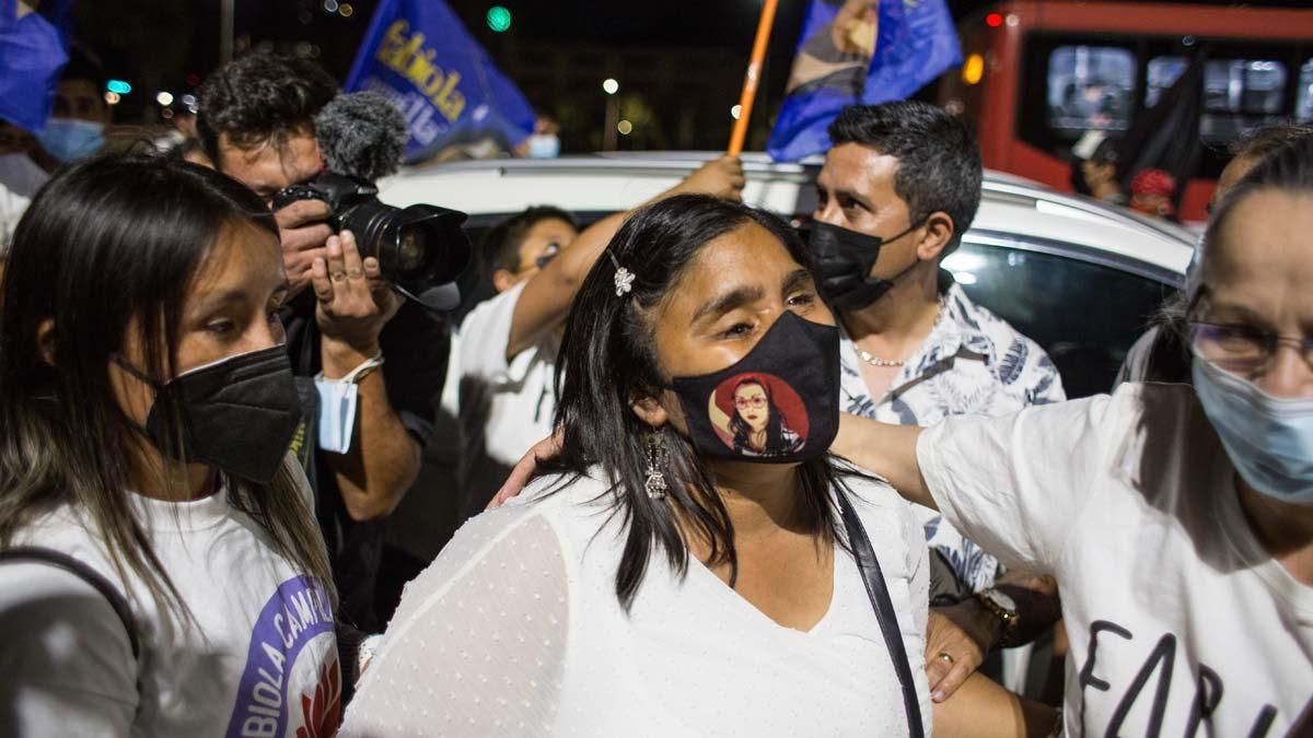 Fabiola Campillai, la mujer que perdió la vista, el oído y el olfato por el gas lacrimógeno en las protestas, es ahora senadora chilena. Fabiola Campillai, la mujer que perdió la vista, el oído y el olfato por el gas lacrimógeno en las protestas, es ahora senadora chilena.
