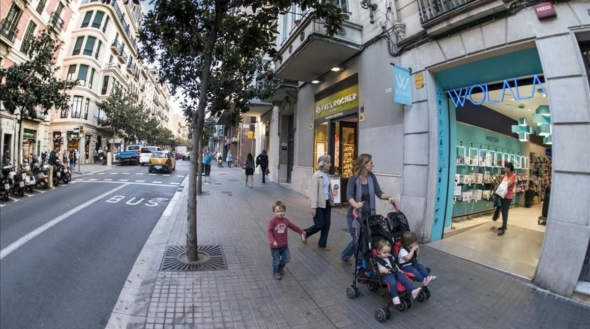 Comercios del eje de Gràcia. Comercios del eje de Gràcia.