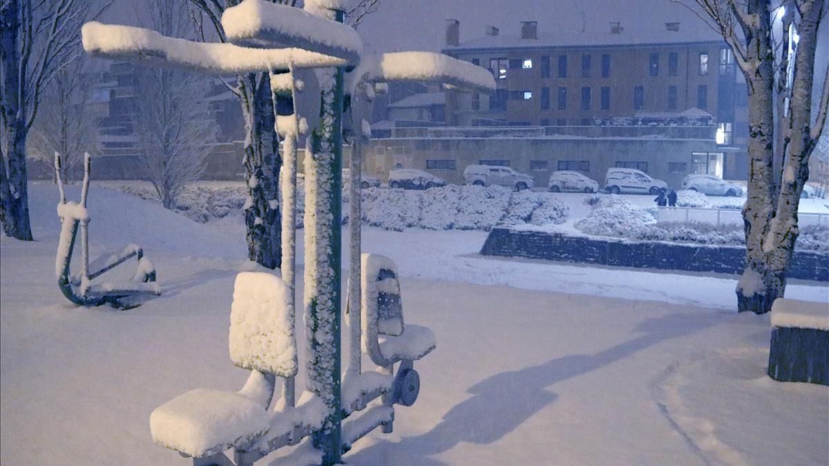 Nieve acumulada en un parque de Vic, en febrero del 2018. Nieve acumulada en un parque de Vic, en febrero del 2018.