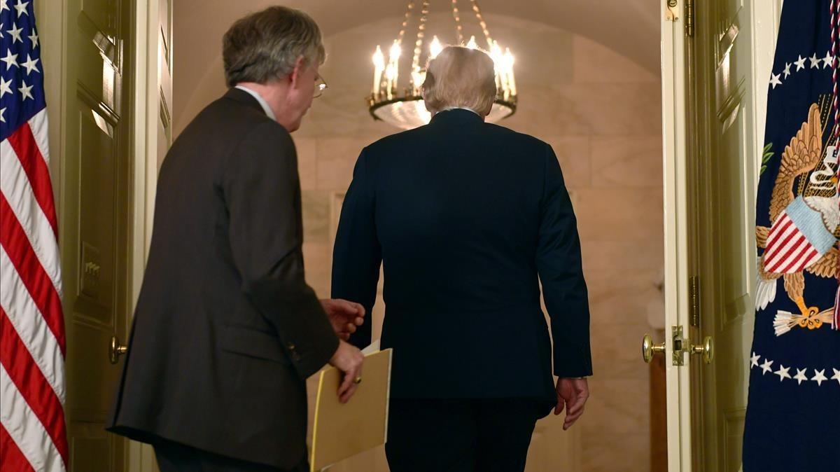 Bolton y Trump, tras una comparecencia en la Casa Blanca sobre Siria, el viernes.