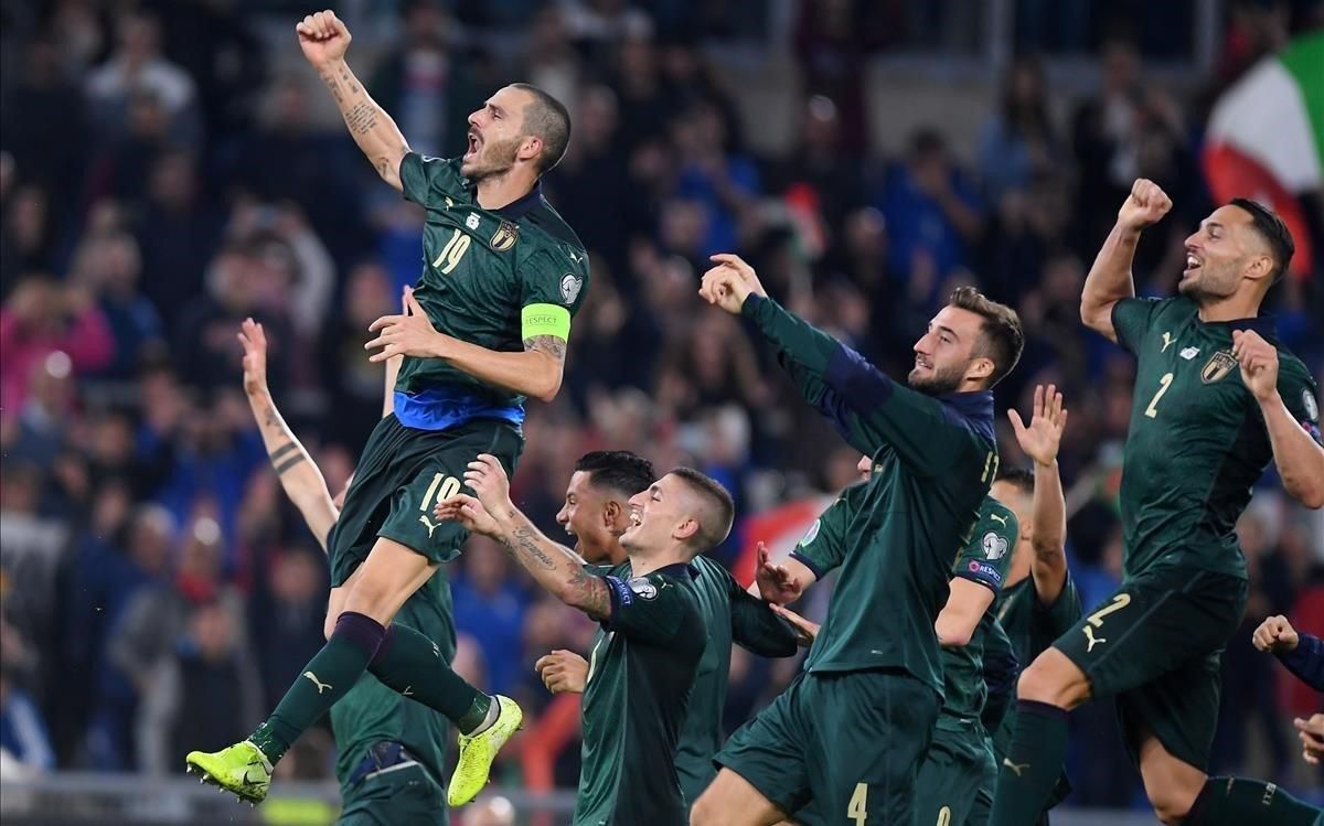 Leonardo Bonucci celebra la clasificación de Italia tras vencer a Grecia (2-0). Leonardo Bonucci celebra la clasificación de Italia tras vencer a Grecia (2-0).
