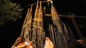 Selfi ante la nueva estrella de la Sagrada Família, después del encendido inaugural. 