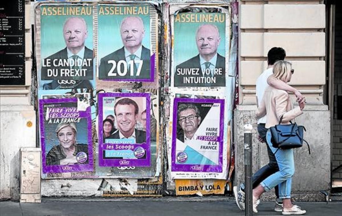 Colaje de carteles electorales en una pared de un edificio de París. Colaje de carteles electorales en una pared de un edificio de París.