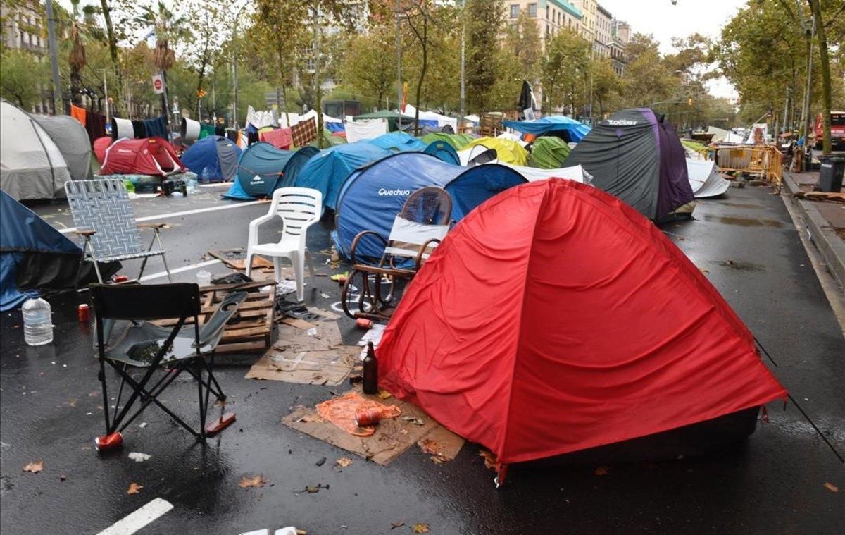 Estado de la acampada de la plaza de la Universitat en Barcelona, tras la noche de lluvias. Estado de la acampada de la plaza de la Universitat en Barcelona, tras la noche de lluvias.