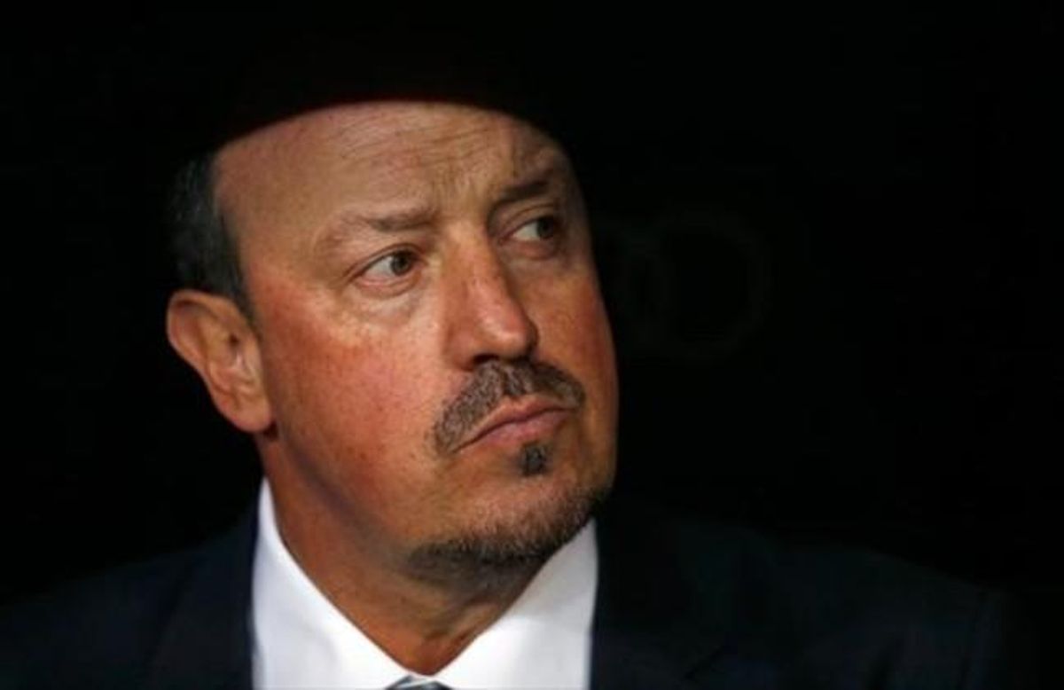 Benítez, con el rostro serio, durante el clásico del sábado en el Bernabéu. Benítez, con el rostro serio, durante el clásico del sábado en el Bernabéu.