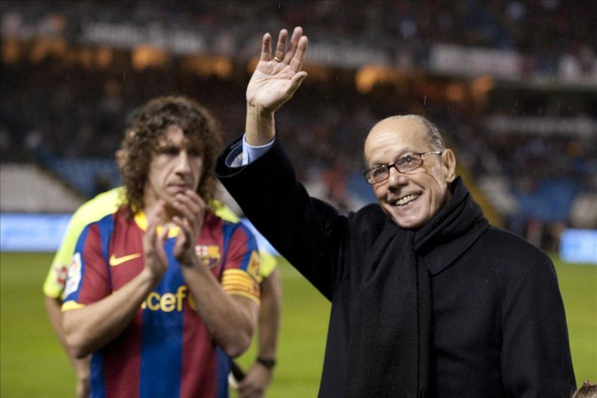 Luis Suárez, junto a Puyol en La Coruña, en una imagen de archivo Luis Suárez, junto a Puyol en La Coruña, en una imagen de archivo