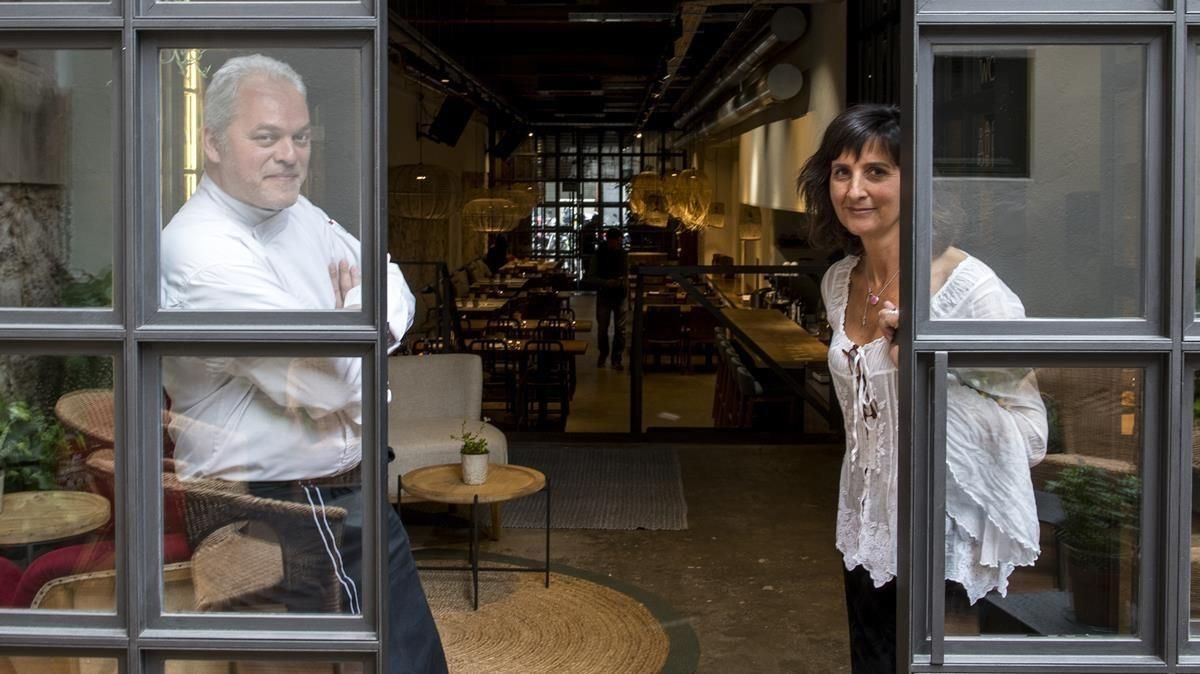 Xavier Pellicer y Mercè Carbonell, desde la puerta de la pequeña terraza del restaurante. Xavier Pellicer y Mercè Carbonell, desde la puerta de la pequeña terraza del restaurante.