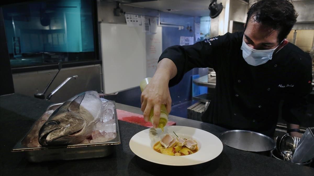 El chef Alain Saez prepara su marmitako de bonito en el restaurante Sagardi. El chef Alain Saez prepara su marmitako de bonito en el restaurante Sagardi.