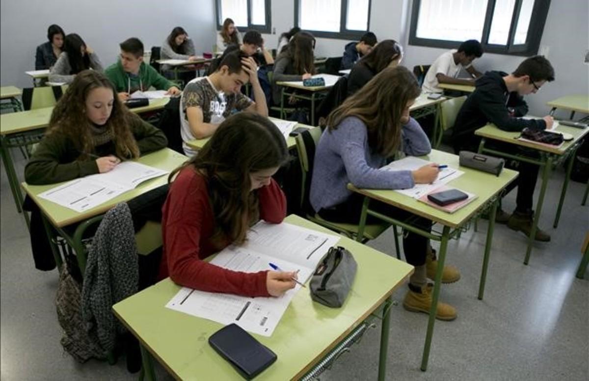 Estudiantes de cuarto de ESO del instituto Secretari Coloma en las pruebas de competencias básicas del 2015.