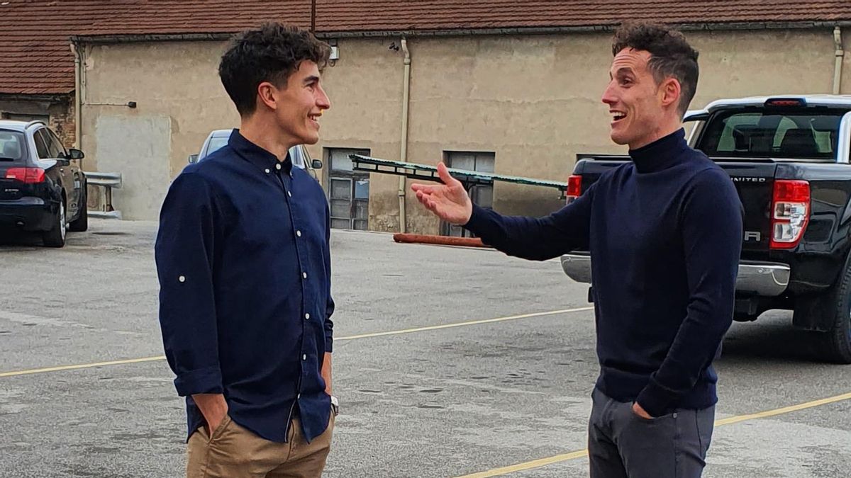 Marc Márquez y Pol Espargaró conversan en su primer encuentro, ayer, en pretemporada Marc Márquez y Pol Espargaró conversan en su primer encuentro, ayer, en pretemporada