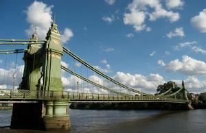 ¿Per què s’ha embolicat amb làmines de plata el pont més famós de Londres?