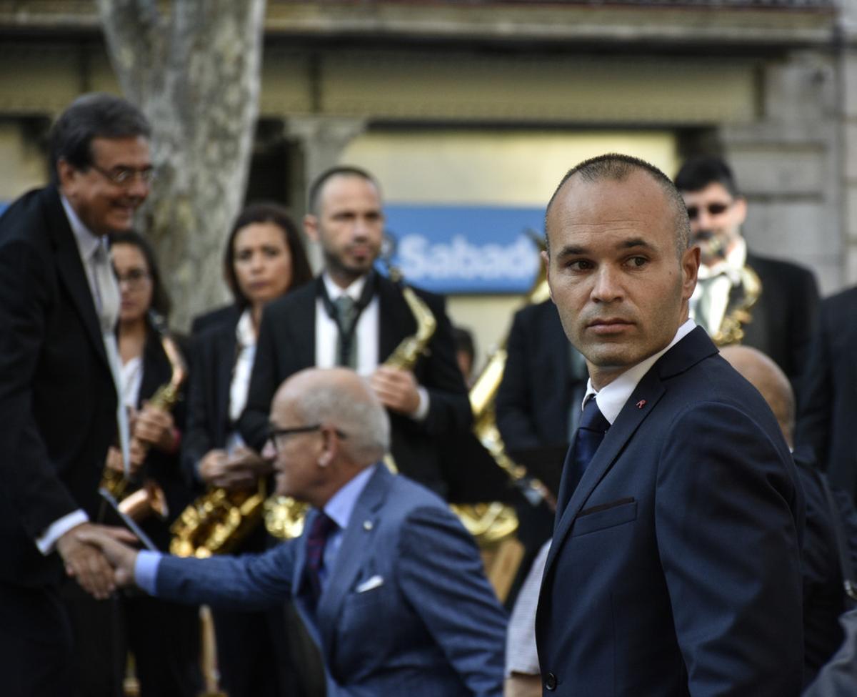 Andrés Iniesta acompaña a la delegación del Barcelona ante el monumento a Rafael Casanova.