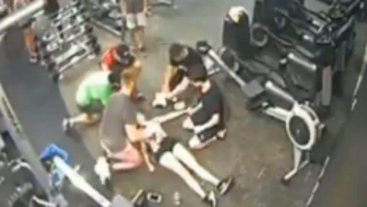 Captura del vídeo de Twitter donde se ve a una chica cae a plomo mientras hacía bicicleta estática en un gimnasio.