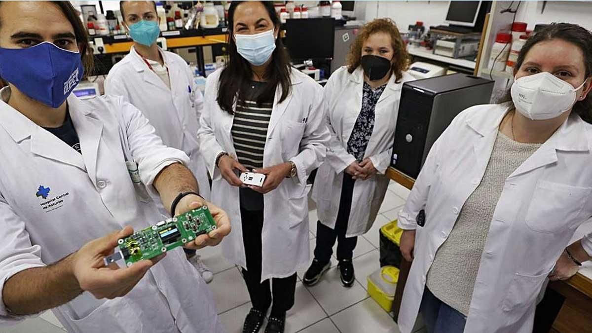 Sobre estas líneas, por la izquierda, José Francisco Beltrán, Andrea González, Teresa F. Abedul, María Dolores Cima y Estefanía Costa, ayer en el laboratorio. A la derecha, González con el detector. Sobre estas líneas, por la izquierda, José Francisco Beltrán, Andrea González, Teresa F. Abedul, María Dolores Cima y Estefanía Costa, ayer en el laboratorio. A la derecha, González con el detector.