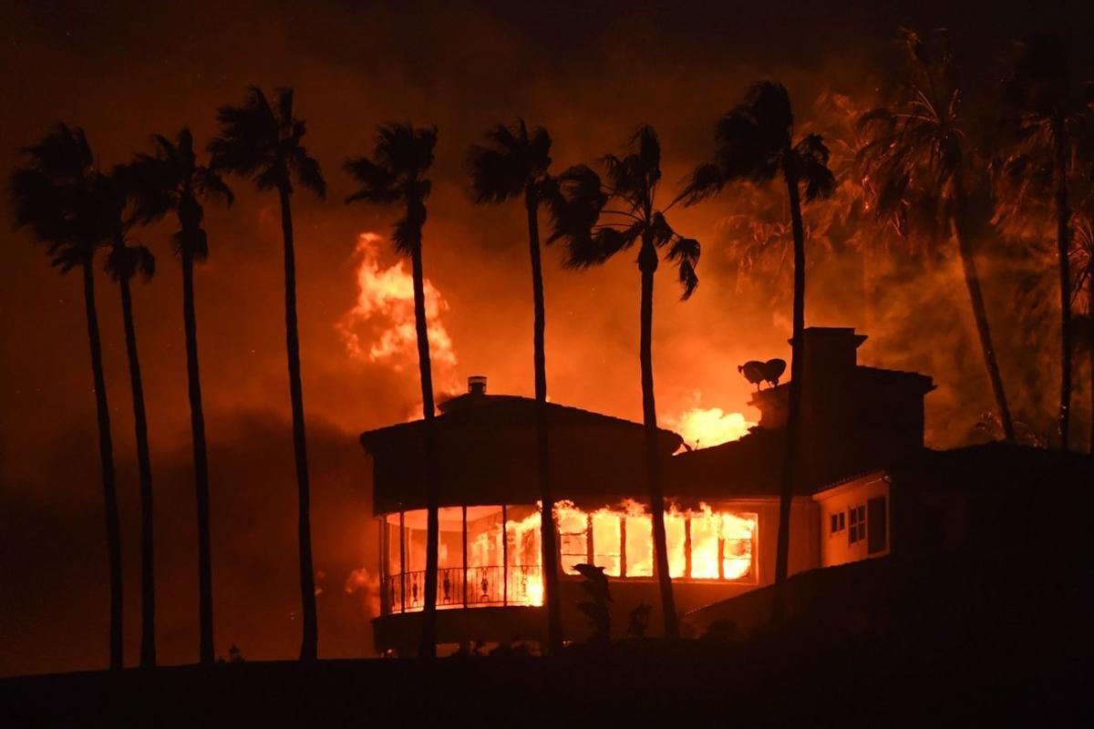 Una casa ardiendo en Malibú, California.