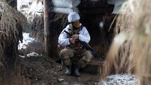 Un miembro de las fuerzas armadas de Ucrania, en posiciones de combate, en la región de Donetsk.