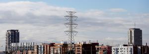 Vista general de una torre de alta tensión en la periferia de Valencia, en una fotografía de archivo. EFE/Miguel Ángel Polo