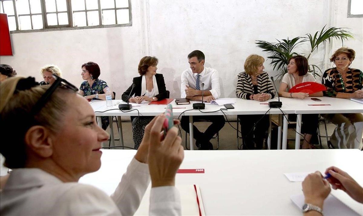 Pedro Sánchez y Carmen Calvo en una reunión con asociaciones de Igualdad. Pedro Sánchez y Carmen Calvo en una reunión con asociaciones de Igualdad.