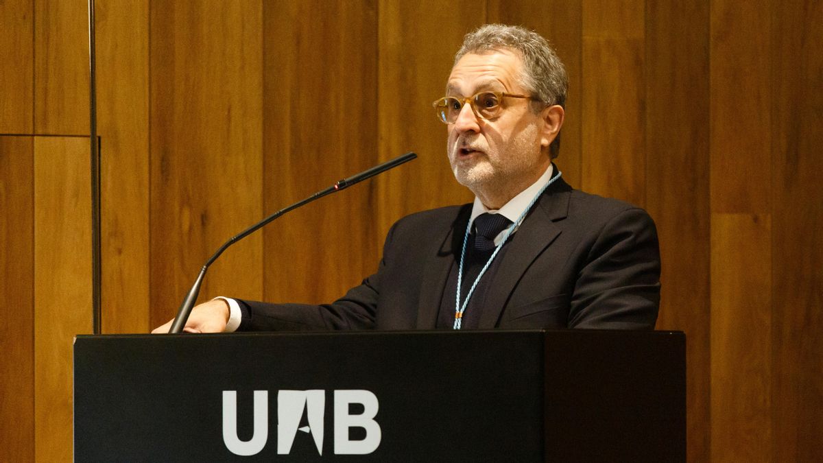 Josep Pons, en un momento de su discurso, tras ser investido doctor ’honoris causa’ de la UAB. Josep Pons, en un momento de su discurso, tras ser investido doctor ’honoris causa’ de la UAB.
