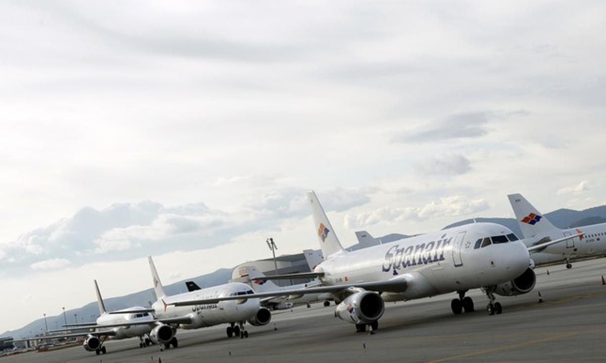 Aviones de Spanair, en el aeropuerto de El Prat, el domingo.