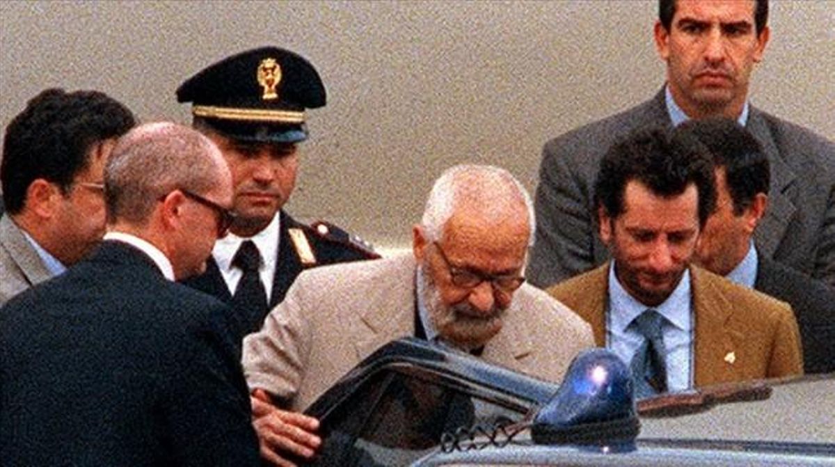 Licio Gelli , escoltado por la policía hace algunos años en Roma. Licio Gelli , escoltado por la policía hace algunos años en Roma.