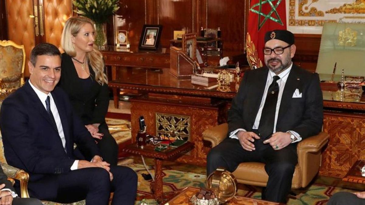 Pedro Sánchez y el rey Mohamed VI durante un encuentro mantenido en el Palacio Real de Rabat