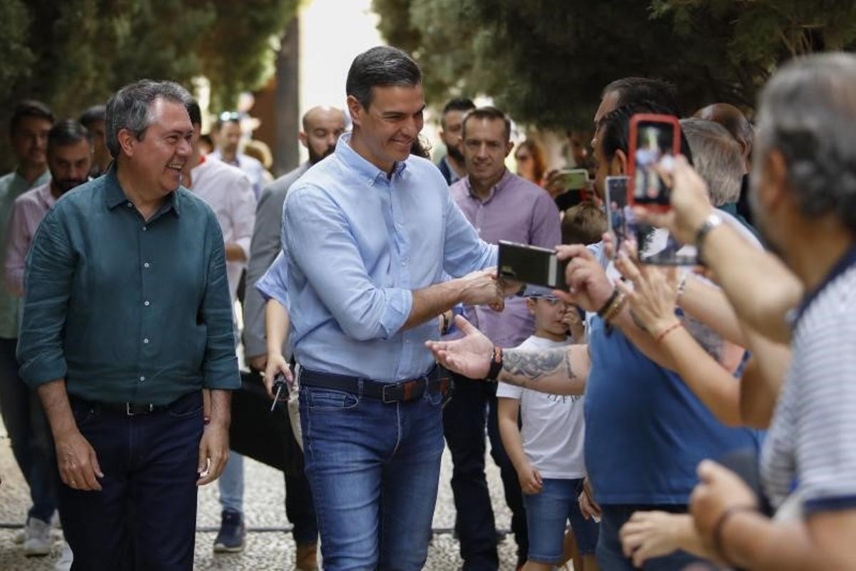 El secretario general del PSOE y presidente del Gobierno, Pedro Sánchez (d), junto al líder del partido en Andalucía y candidato a la Junta, Juan Espadas (i), durante el acto de precampaña de las elecciones autonómicas en Granada, el pasado 22 de mayo de 2022.