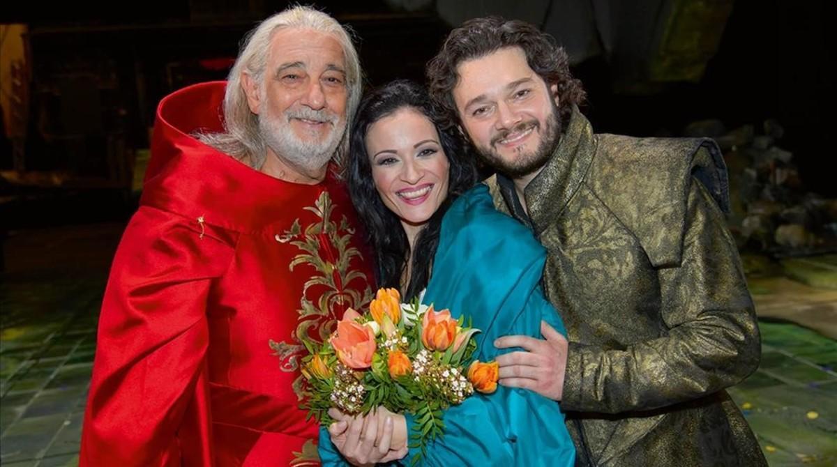 La soprano Davinia Rodríguez con Plácido Domingo y Arturo Chacón en ’ I due Doscari’, hace dos años en Viena.