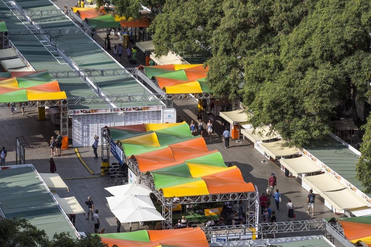 La Setmana del Llibre en Català, instalada en la avenida de la Catedral de Barcelona. La Setmana del Llibre en Català, instalada en la avenida de la Catedral de Barcelona.
