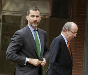 El entonces Príncipe Felipe y Rafael Spottorno, en marzo de 2013, en la puerta de la Clínica de La Milagrosa de Madrid, tras visitar a Juan Carlos I, operado de una hernia discal.  