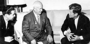 Nikita Khrusxov (al centre), durant la seva trobada amb Kennedy, a Viena, el juny del 1961. Hi havia un intèrpret (a l’esquerra), però no entesa.