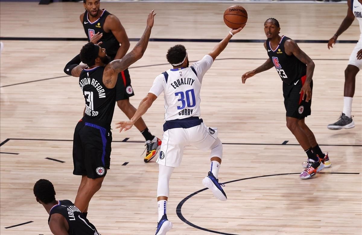 Seth Curry, rodeado de jugadores de los Clippers. Seth Curry, rodeado de jugadores de los Clippers.