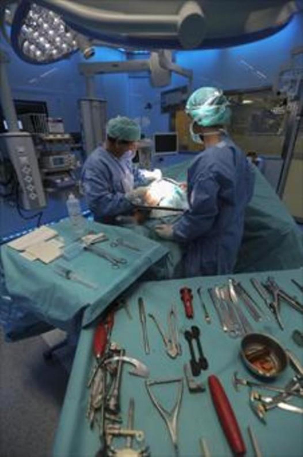 Un quirófano de un hospital de Barcelona durante una operación. Un quirófano de un hospital de Barcelona durante una operación.