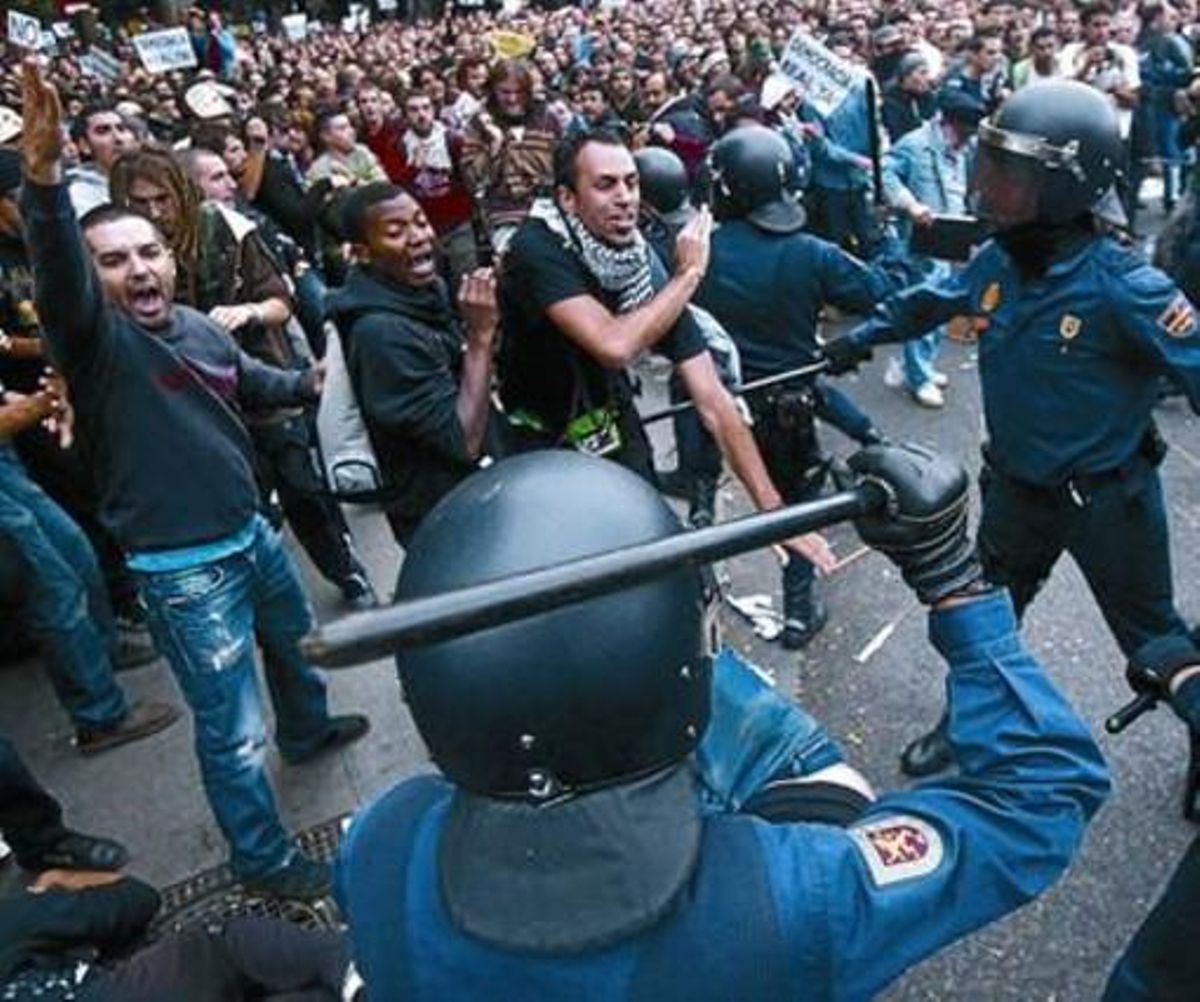 Varios momentos de la protesta de ayer contra el Congreso. En la imagen de la derecha, una de las cargas que la policía llevó a cabo contra los manifestantes. Varios momentos de la protesta de ayer contra el Congreso. En la imagen de la derecha, una de las cargas que la policía llevó a cabo contra los manifestantes.