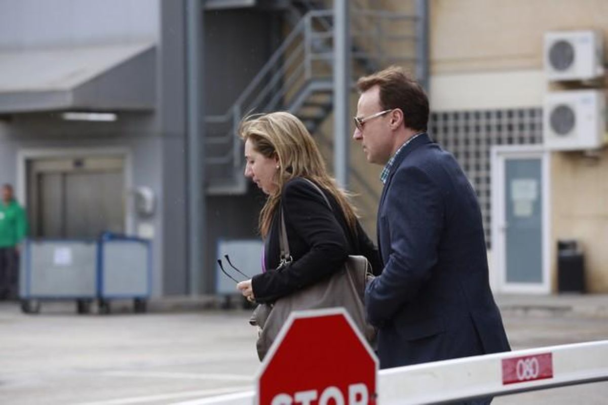 Familiares de los pasajeros del avión accidentado, este martes, en El Prat. Familiares de los pasajeros del avión accidentado, este martes, en El Prat.