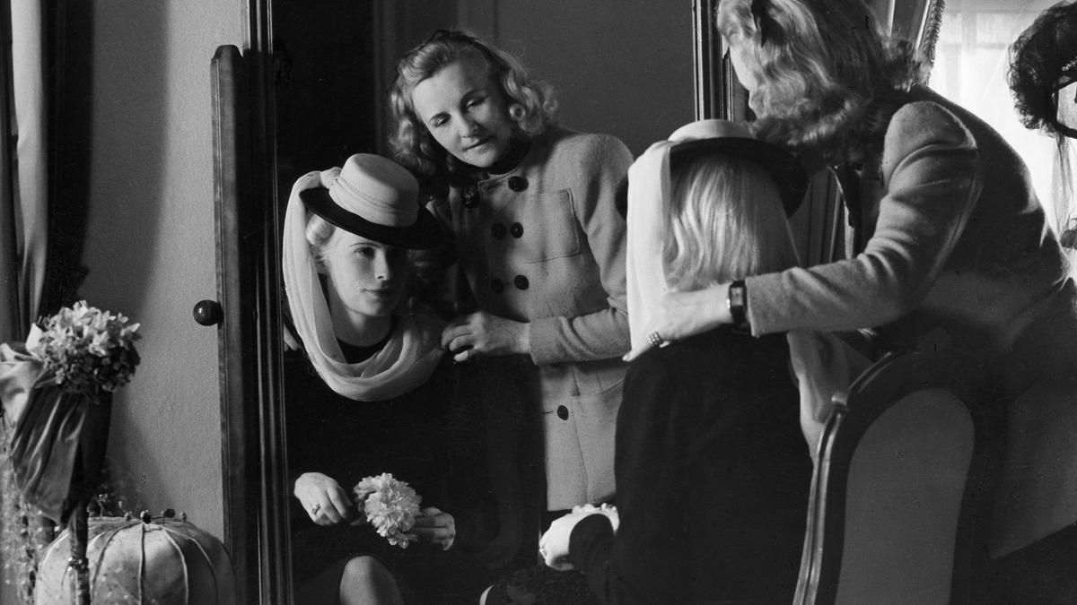 Agnes von Fries, en 1941, cinco años antes de recalar mortalmente en Barcelona, retratada en el salón de la modista Madame Berthe de Berlín. Agnes von Fries, en 1941, cinco años antes de recalar mortalmente en Barcelona, retratada en el salón de la modista Madame Berthe de Berlín.