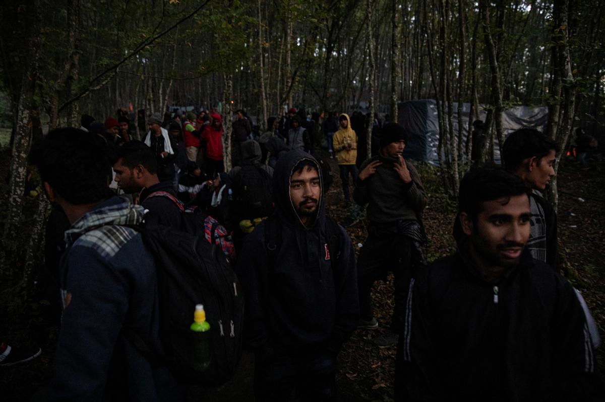 Un grupo de migrantes se reúne en un bosque de Bosnia para intentar cruzar a Croacia, el pasado 29 de septiembre.