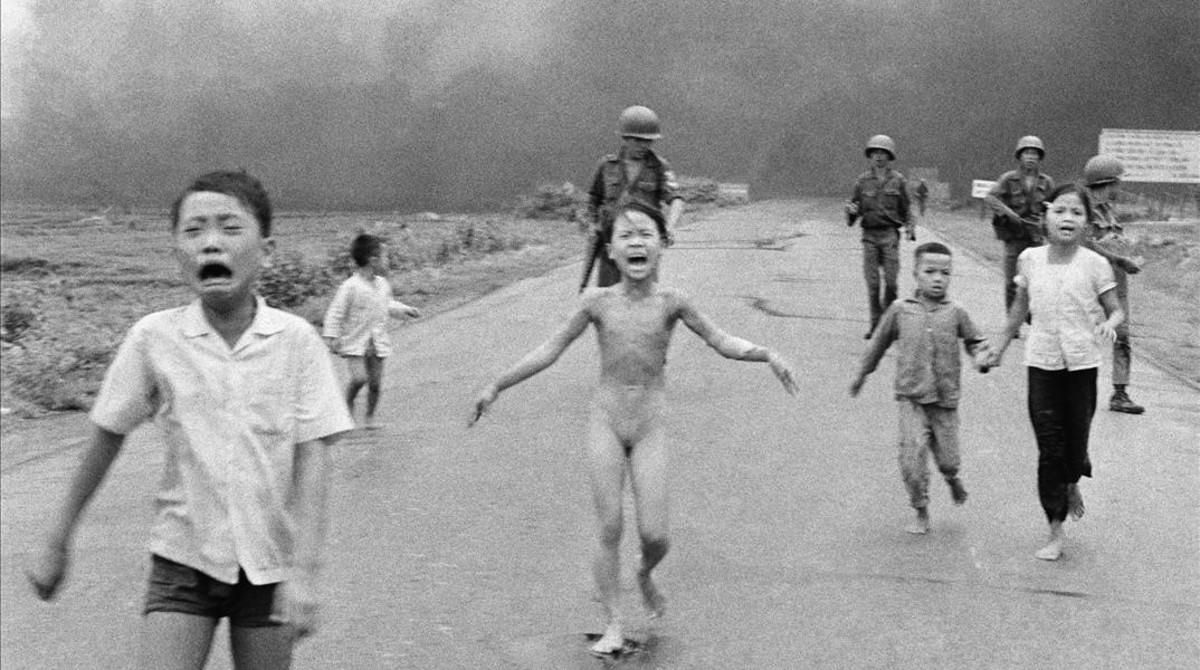 La icónica foto de la niña que corre aterrorizada de un ataque estadounidense con napalm en Vietnam, en junio de 1972. La icónica foto de la niña que corre aterrorizada de un ataque estadounidense con napalm en Vietnam, en junio de 1972.