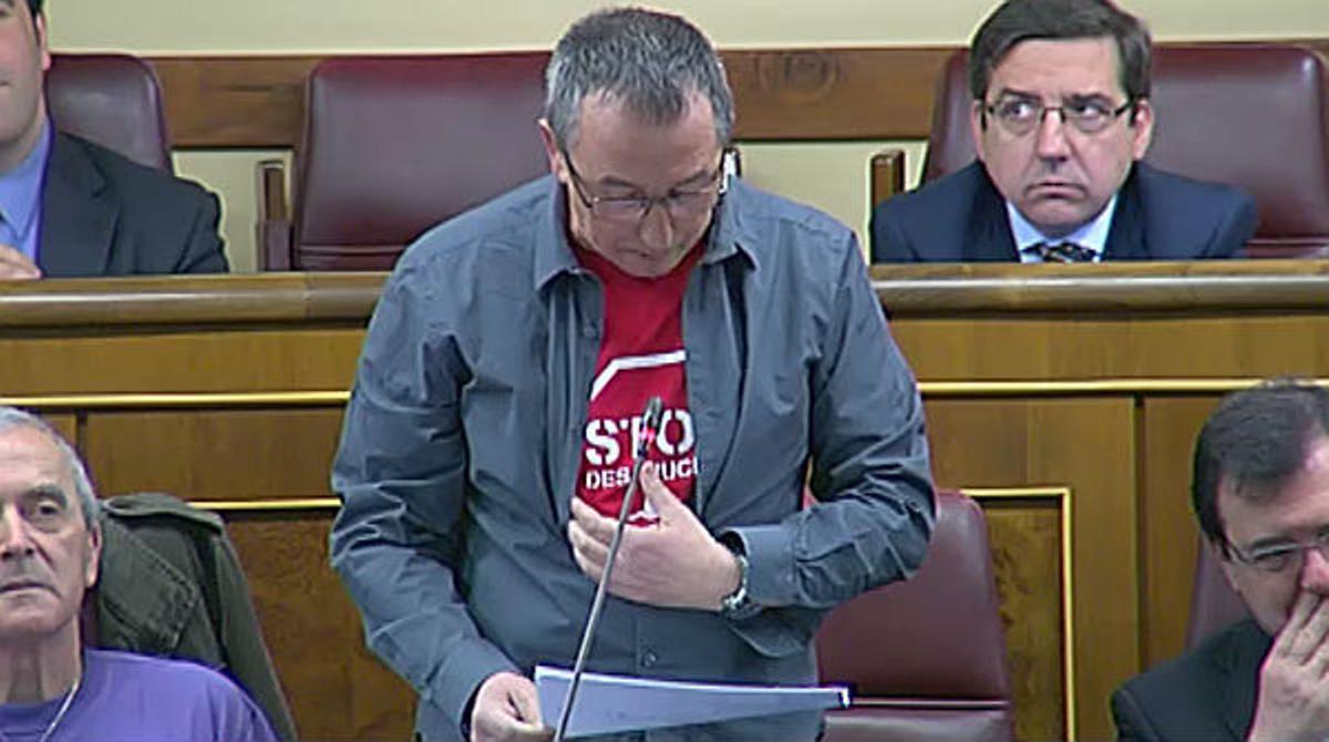 El diputado de Compromís, Joan Baldoví, muestra en el Congreso una camiseta contra los desahucios.