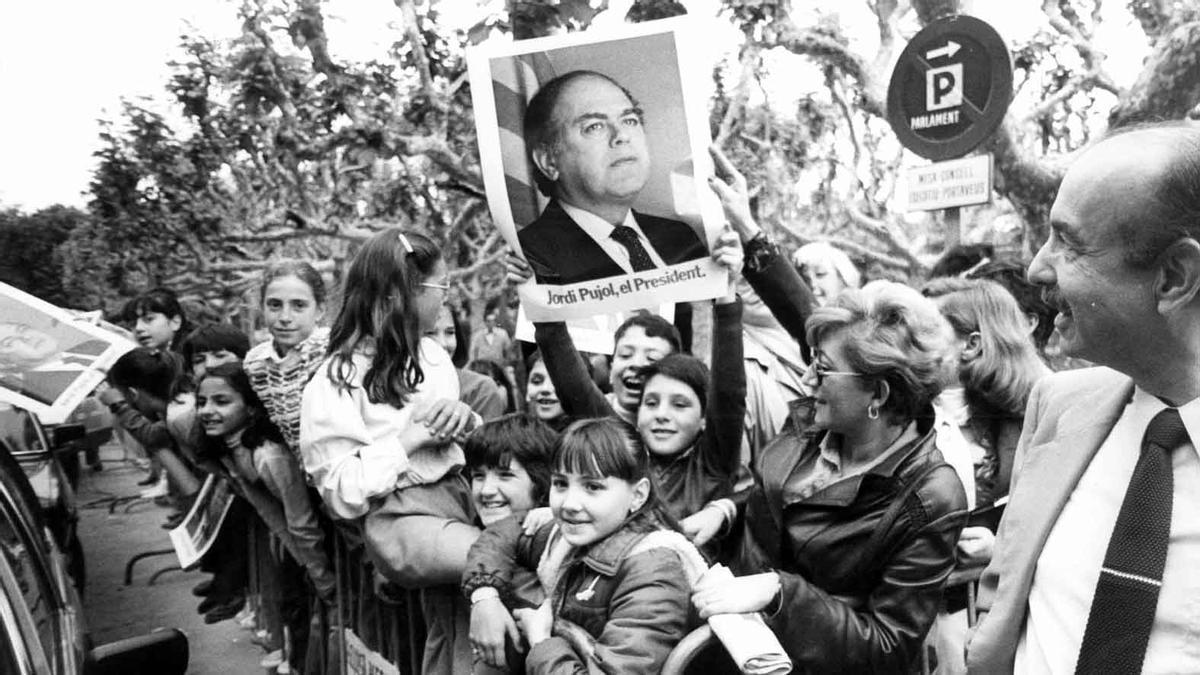 Un joven sostiene una pancarta en apoyo a Jordi Pujol por el caso Banca Catalana, en 1990