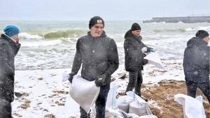 Ciudadanos de Odesa colocan sacos de construcción con arena en las playas para defender la ciudad de un posible ataque, en una imagen del 1 de marzo.
