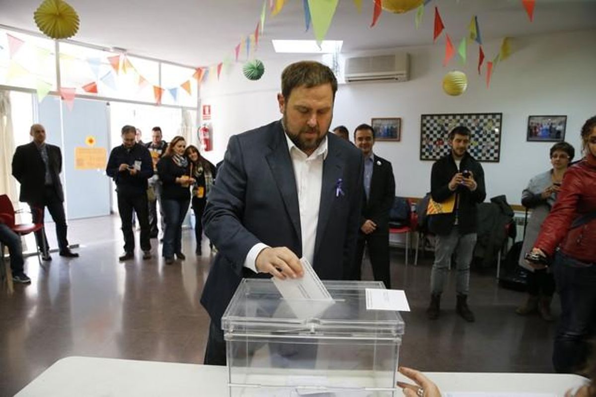 El candidato de ERC, Oriol Junqueras, deposita su voto, en Sant Vicenç dels Horts. El candidato de ERC, Oriol Junqueras, deposita su voto, en Sant Vicenç dels Horts.